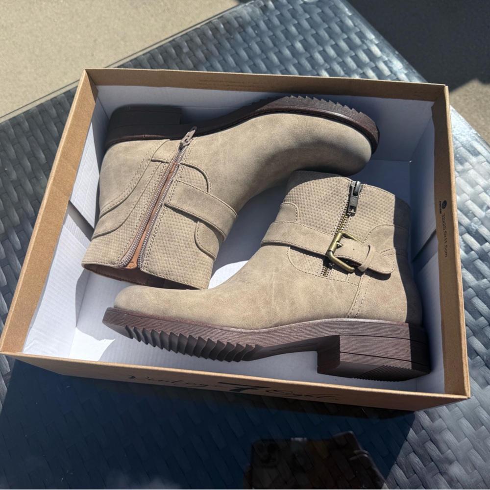 Elegant Beige Ankle Boots
